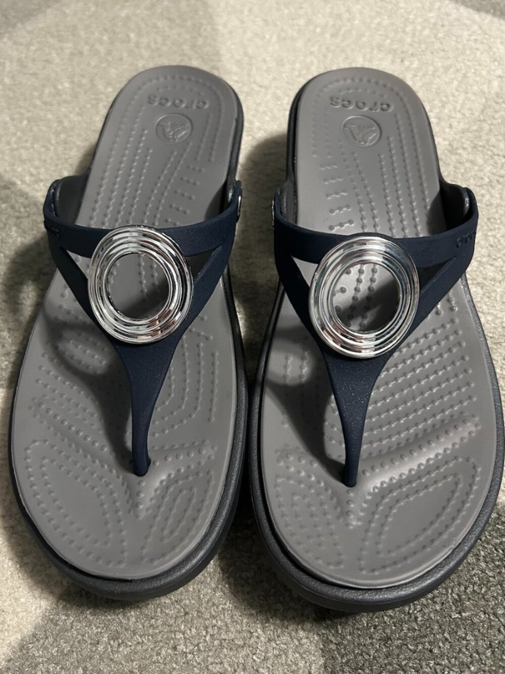 CROCS Sanrah Beveled Circle Navy Wedge Thong Sandals Women's Size 7